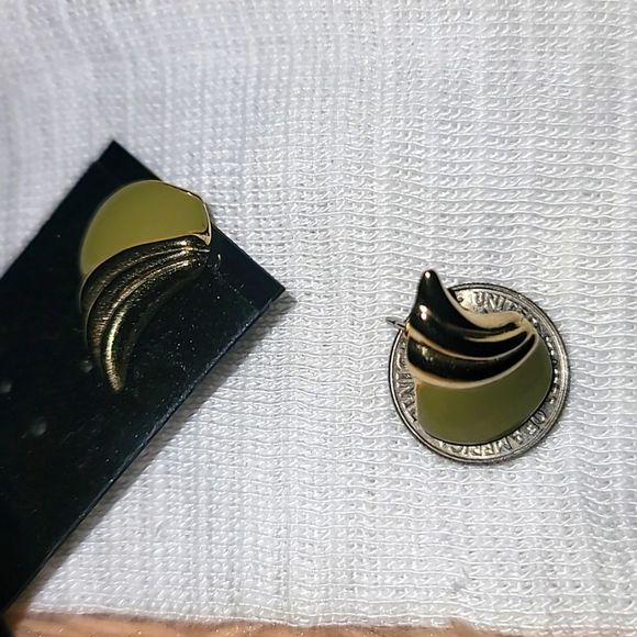 Vintage green and gold winged earrings - Picture 3 of 3